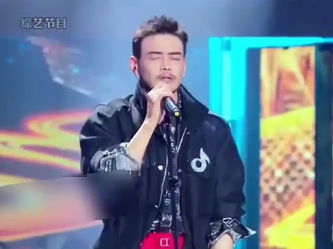 杨烁沙哑烟嗓一开口太震撼了一首伤感情歌低音炮再次唱哭了评委和