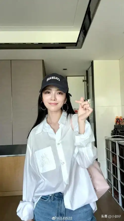 杜淳老婆王灿晒最新穿搭美照,白衬衫牛仔裤大耳环鸭舌帽又美又飒