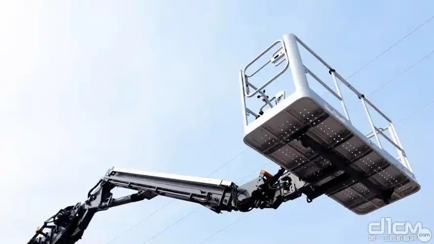 最大作业高度696米徐工xgs70k直臂式高空作业平台魔都首秀