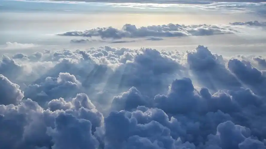 网易云:同桌跟班花有口角,趁同桌出去了,她悄悄往同