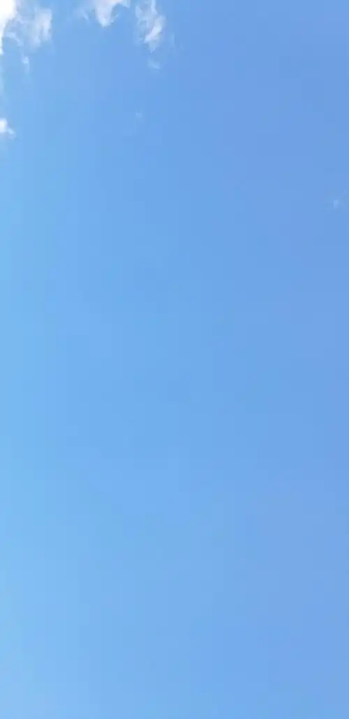 晴空万里惊艳云南蓝横贯天际弥漫暖意_蓝天