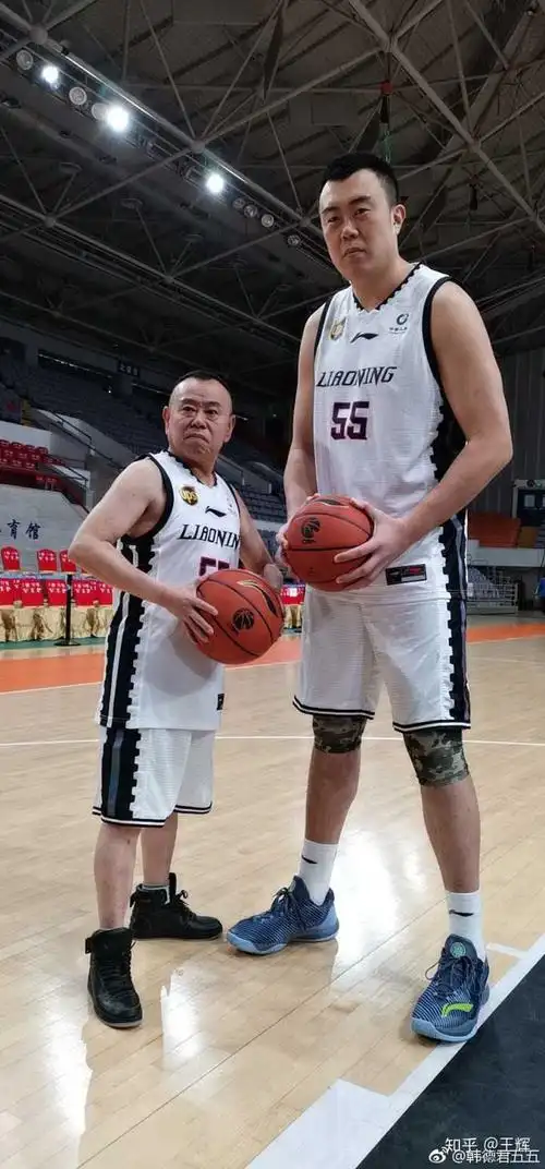 穿了高跟鞋的潘长江和姚明谁高