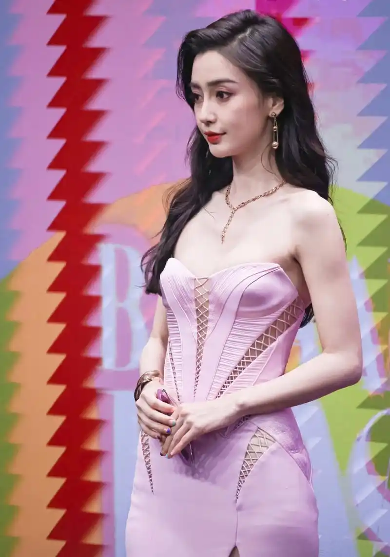 杨颖身着一袭粉色抹胸礼服裙出席活动,整体造型显得优雅大方.