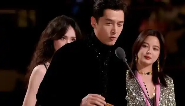 星光大赏这一夜:撞衫,迷路,摔倒流鼻血,"名场面"太多了|胡歌|倪妮