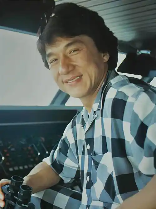 当年,人们看着成龙那张帅气,生动的脸,永远不会知道他在一番内心挣扎