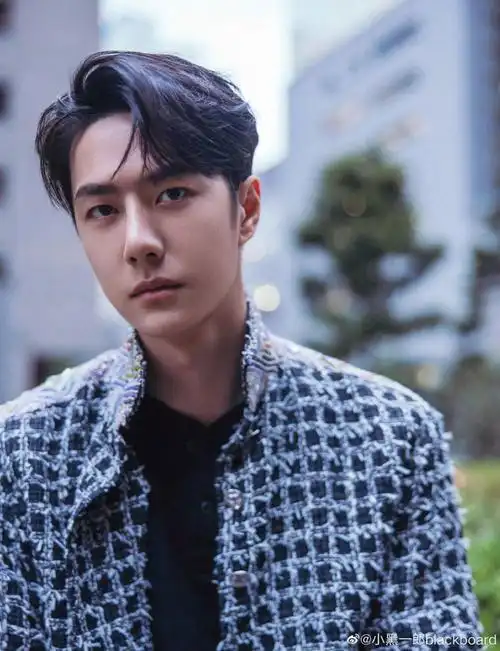 王一博东京街头漫步随拍