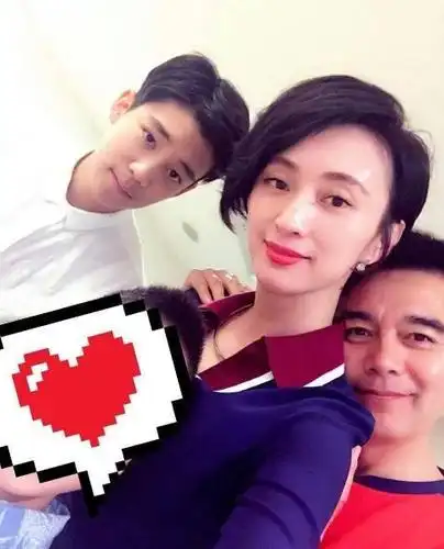 明星 正文 许亚军的第二任妻子张晞在上个世纪也是家喻户晓的知名演员