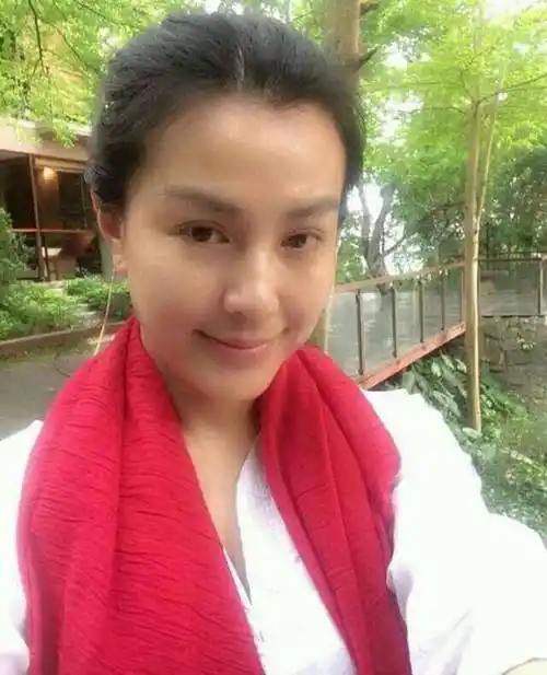 原创原创45岁第一绿叶美女朱晏晒照脸部僵硬认不出展示茶艺心情好