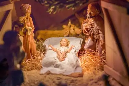 在圣诞耶稣降生的场景中的雕像照片