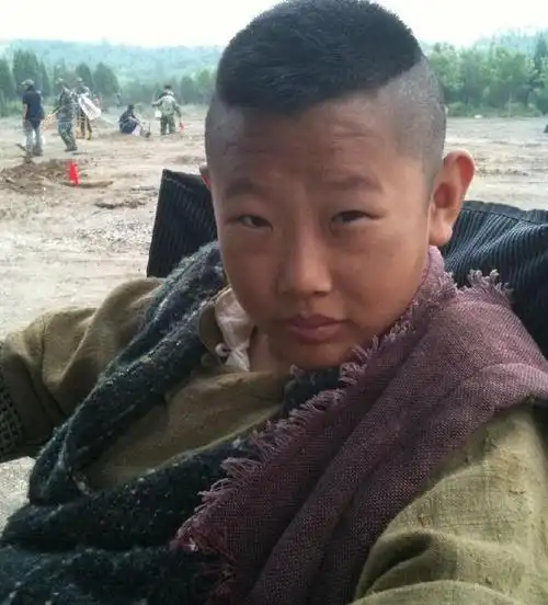 这个经常在电视剧里面见到的小孩,没想到他30多岁了,已经结婚而且老婆