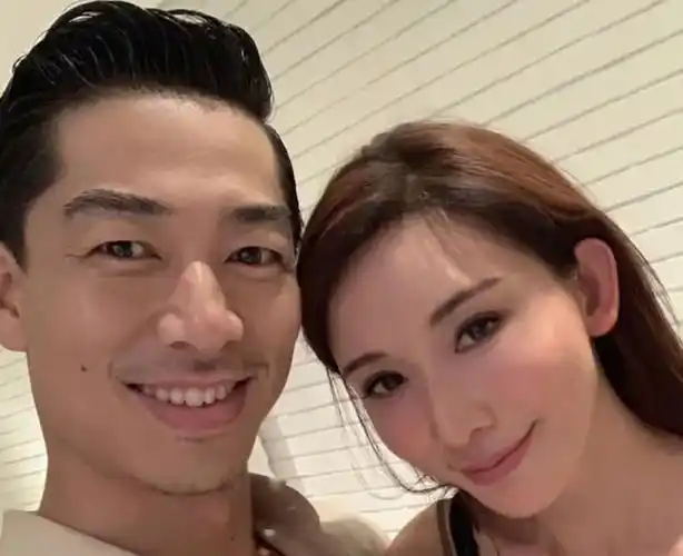 林志玲与老公逛凡尔赛宫穿百元长裙打扮低调手牵手感情稳定