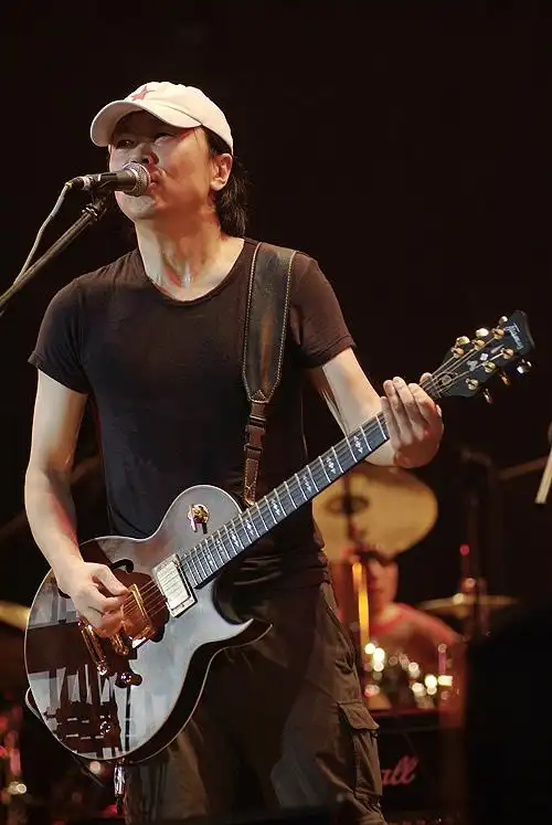 剧院玩摇滚教父崔健24日烟台震撼亮相图