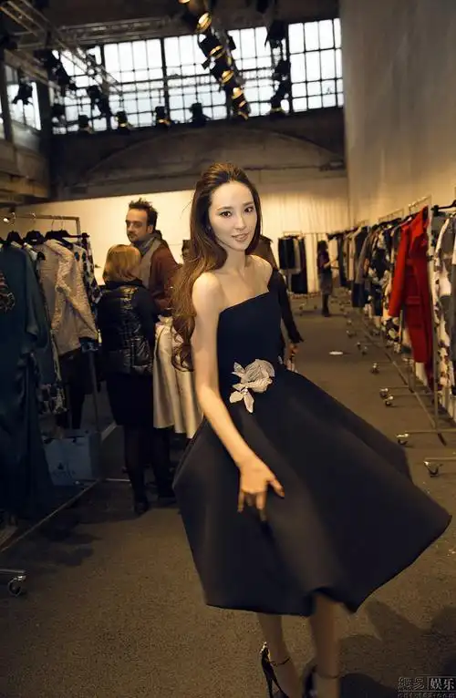 吴佩慈受邀请世界首穿秀服