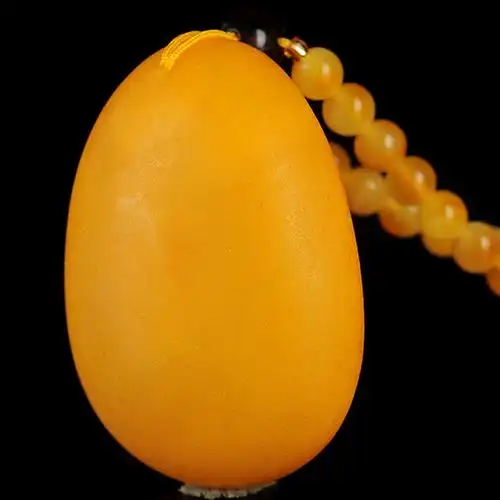 19.00克(含链) 精品磨砂款鸡油黄琥珀水滴形 挂件