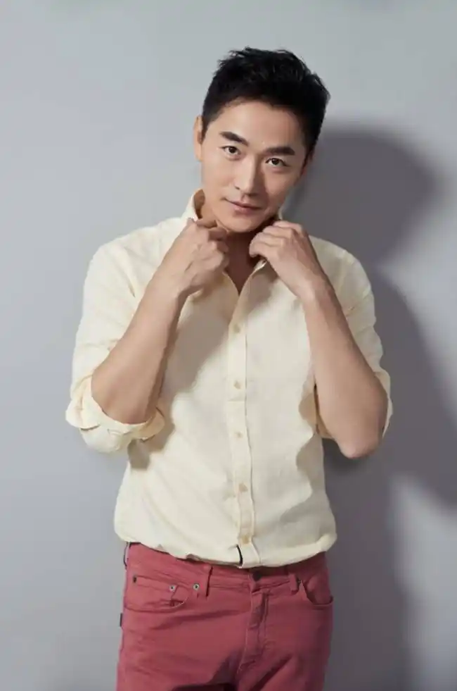 恒温系暖男朱泳腾最新写真 诠释"正气绅士"