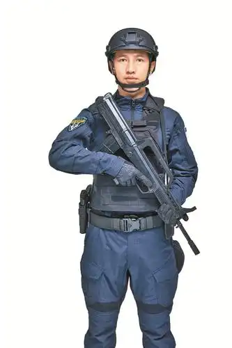 深圳市公安局特警支队战狼突击队大队长张玉战袍上七枚勋章书写战狼