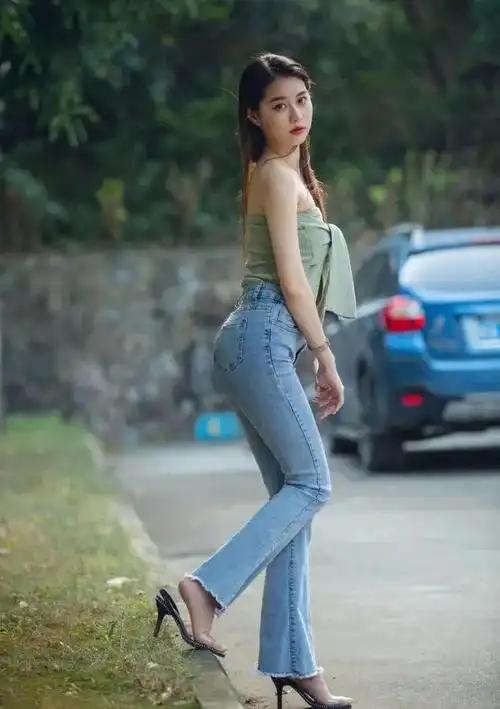 美丽大方成熟稳重的美女穿搭紧身牛仔裤尽显好身材好气质美图分享