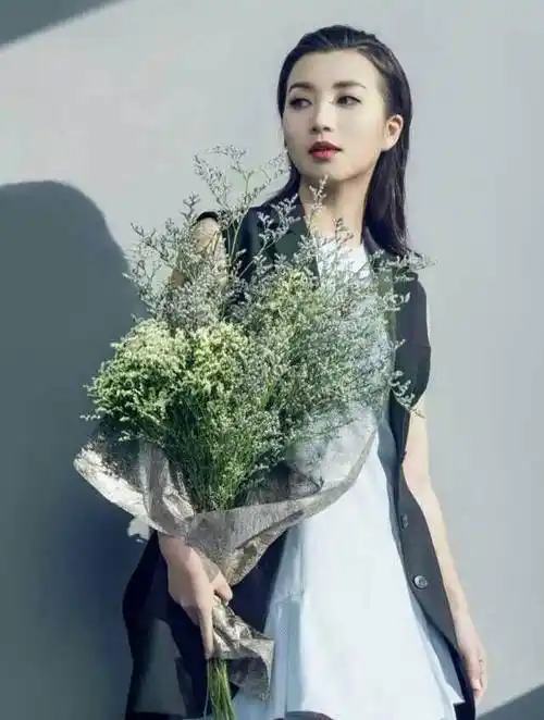 40岁陈好近照曝光,穿蓝色开衫扎麻花辫太减龄,网友:太美了_西装裤