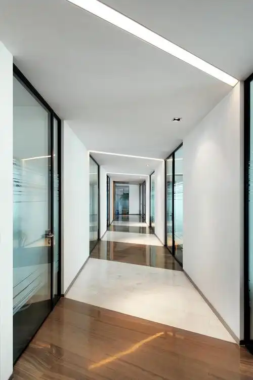 企业办公楼装修过道设计