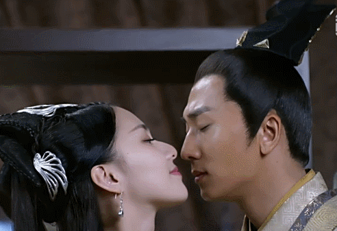 醉玲珑美女帅哥亲吻诱惑gif动图_动态图_表情包下载_soogif