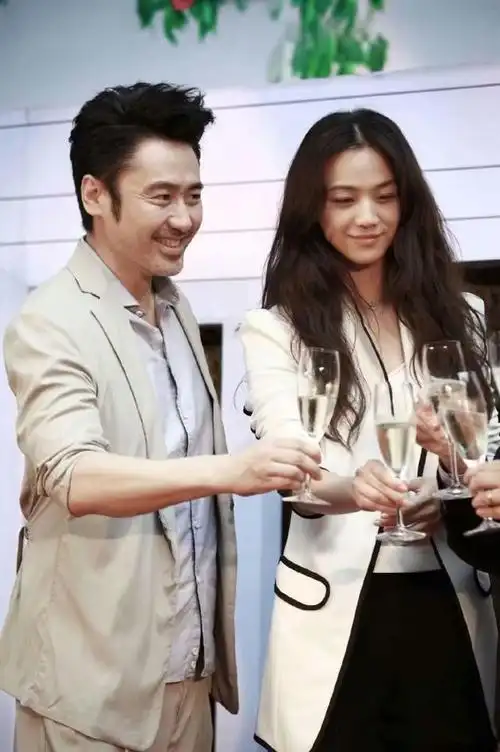 汤唯吴秀波这对荧幕情侣太甜了白色西装穿搭优雅吸晴十分养眼