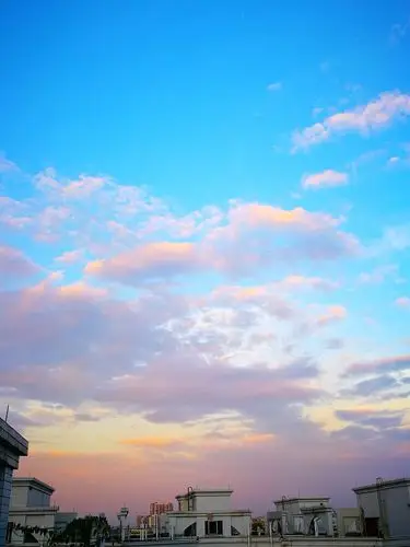 羊城天气多美好,蓝天白云飘飘逸.朝霞阳光和和暖,晚霞夕阳红艳艳.