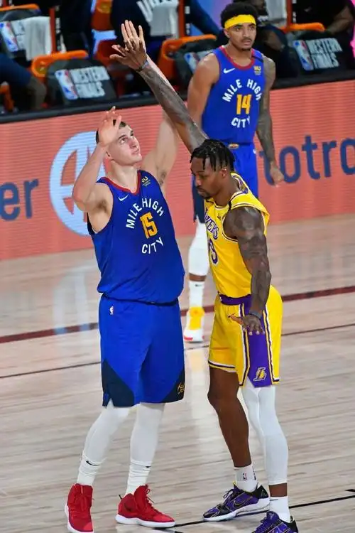 就是限制住约基奇,就像2020年那样,霍华德通过卡位不让约基奇舒服接球