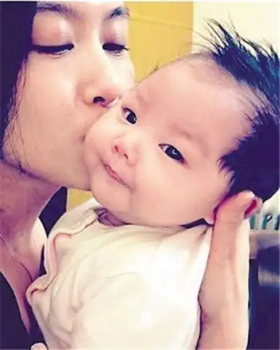 【图】朱茵女儿黄莺的图片公开 照顾女儿亲力亲为(2)_港台星闻_明星