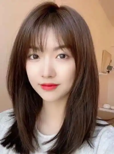 尽显大方优雅的气质感,一款二八分的披肩直发锁骨烫直发发型,发尾微微