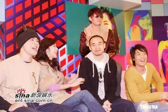 组图:黄立成代班《桃色蛋白质》 吴建豪捧场