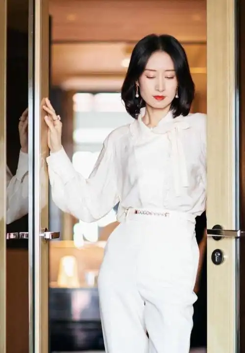 刘敏涛的年龄并没有阻挡她成为时尚界的代表之一.