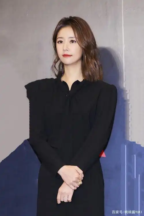 林心如解锁新造型,连体裤搭波波头真减龄,44岁美回20多岁少女感