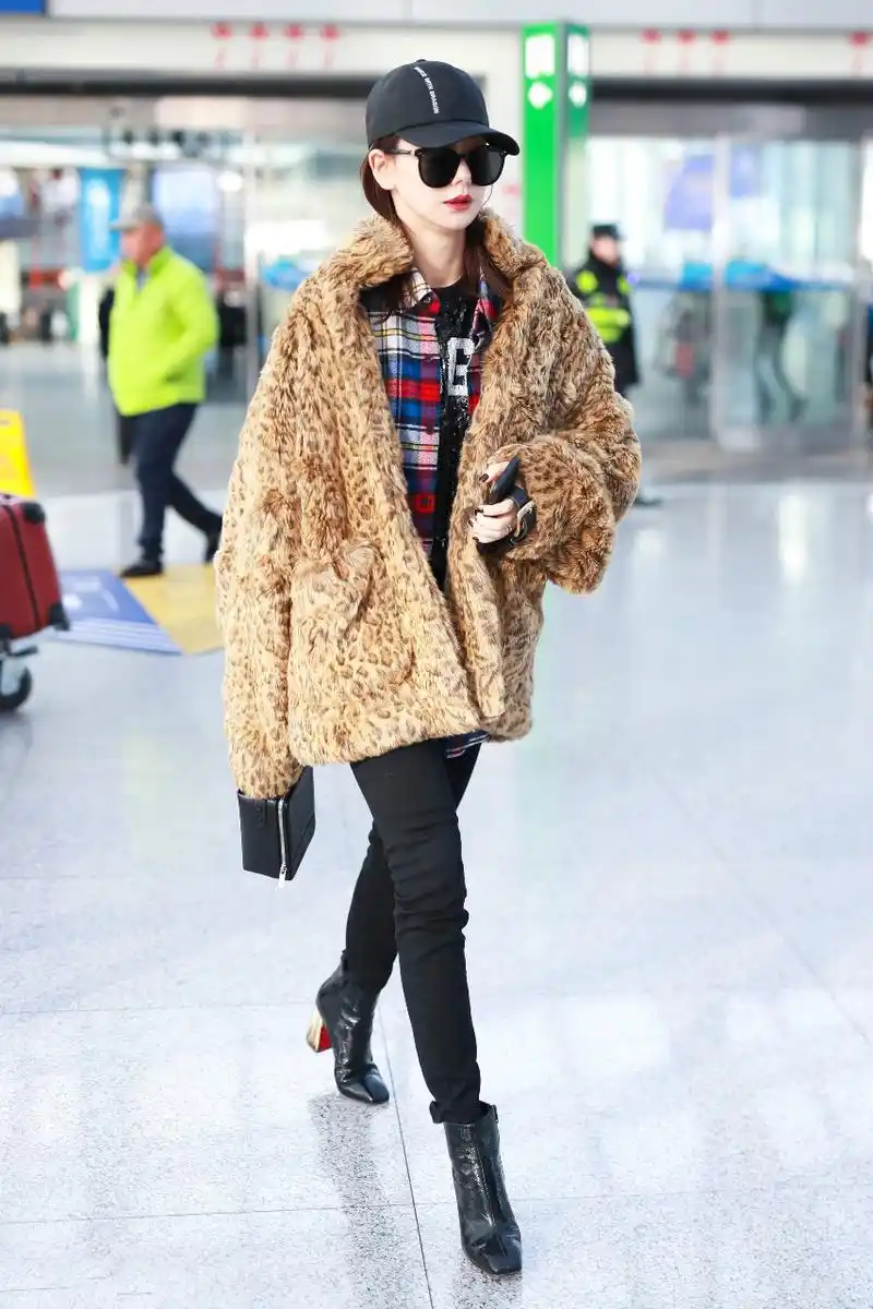 戚薇穿豹纹外套搭配黑色紧身裤现身机场,戴棒球帽和墨镜又酷又美