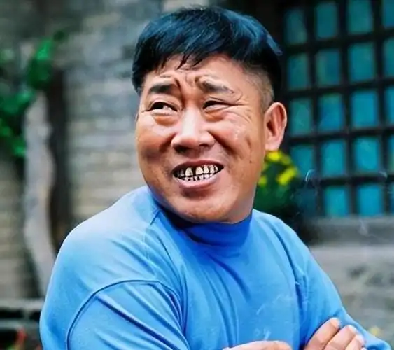 杜旭东是一位在戏剧中扮演反派角色的男演员,经常遭到观众追打.