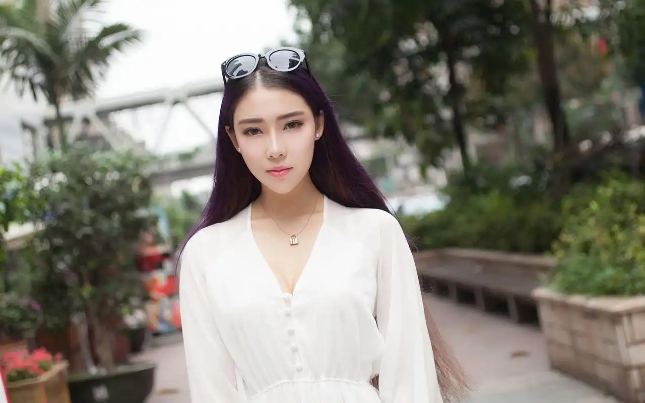 性感大胸女郎浴室高清桌面壁纸