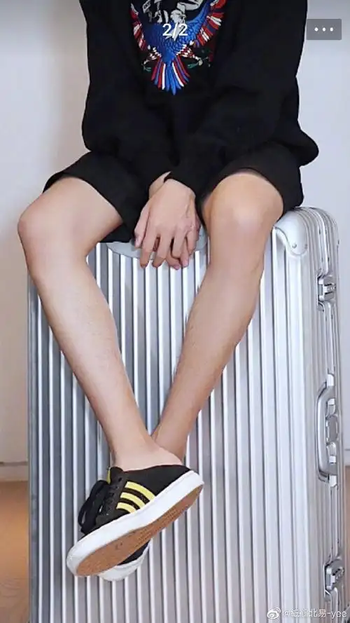 易烊千玺超话心疼烊烊,一个男孩的脚踝能和我一个女孩儿的脚踝一样细!