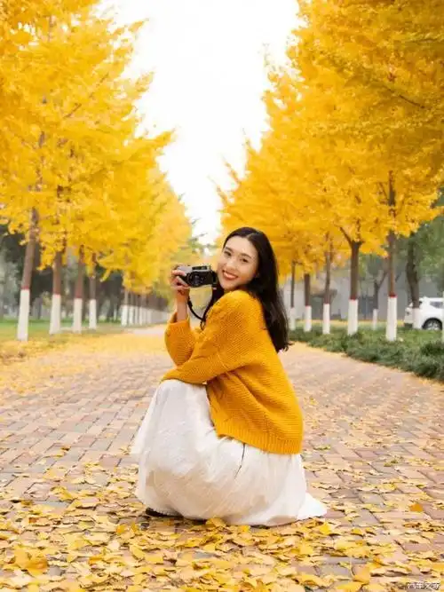 秋天拍银杏人像写真,照着这7个技巧和姿势拍,既上镜又自然