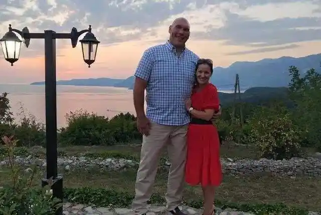 号称俄罗斯巨人尼古拉瓦鲁耶夫,身高213cm,而他的娇小美妻是163cm,在