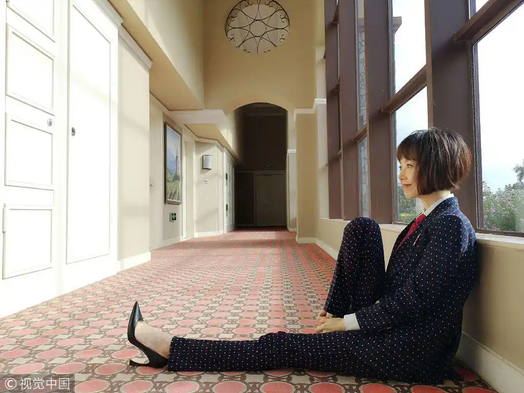 陈鲁豫气场全开波点印花秀"西装杀" 席地而坐炫逆天大长腿