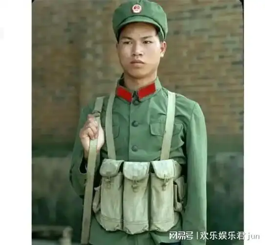 镜头中这名战士穿的上衣是"65式军服",这种军服简洁大方,去除繁复的
