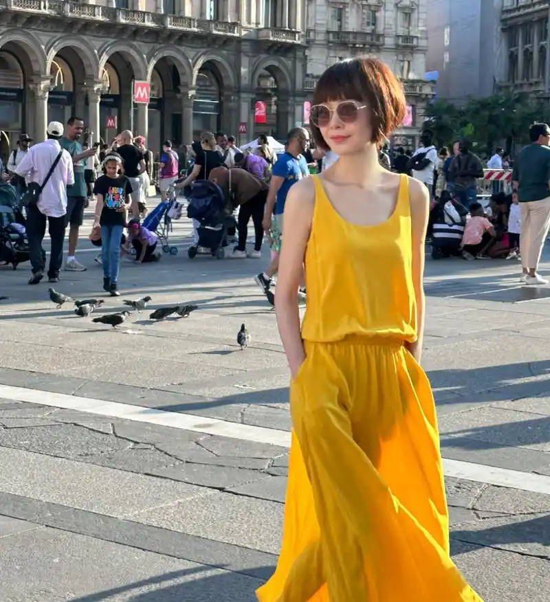 53岁鲁豫近照曝光,瘦到吓人的"排骨胸"和干瘦身材引热议