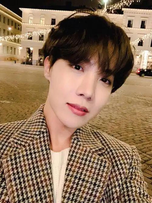 郑号锡生活照男友风 cr logo