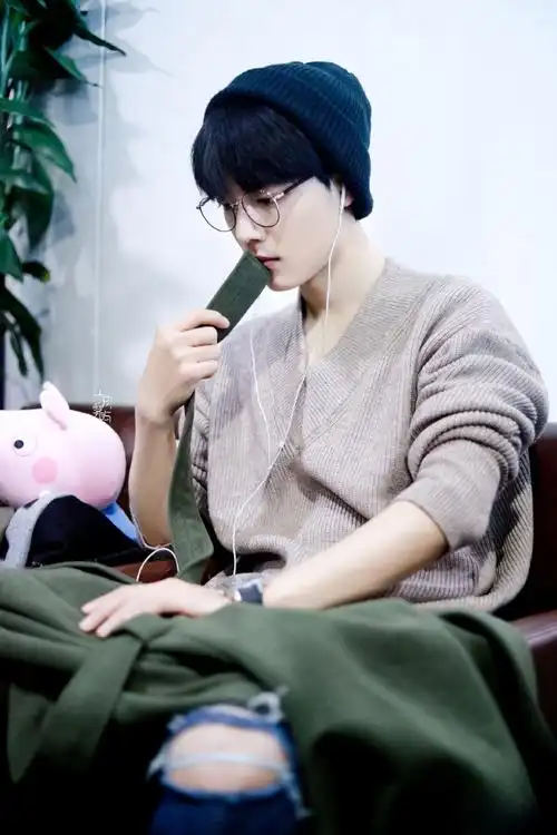 肖战#大帅哥随身必备物品——有线耳机