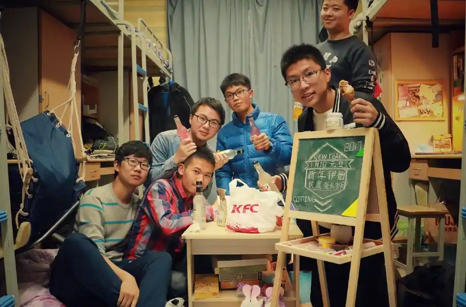 高校六男生创意改造宿舍