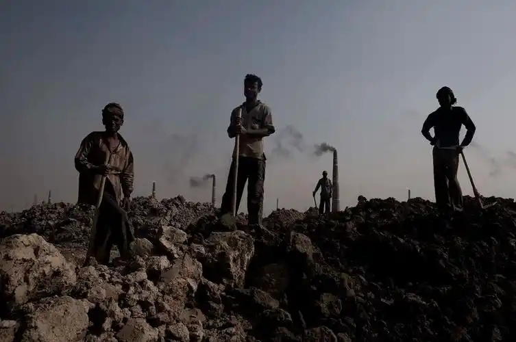 孟加拉国砖厂工人血汗实录(组图)