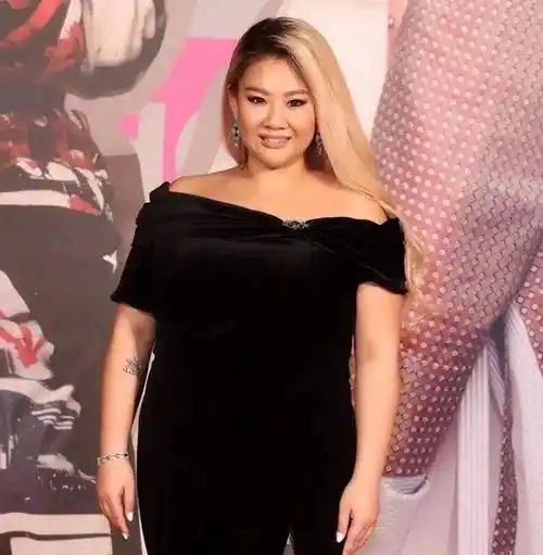 郑少秋和现任妻子官晶华生了两个女儿,郑咏恩和郑咏曦.