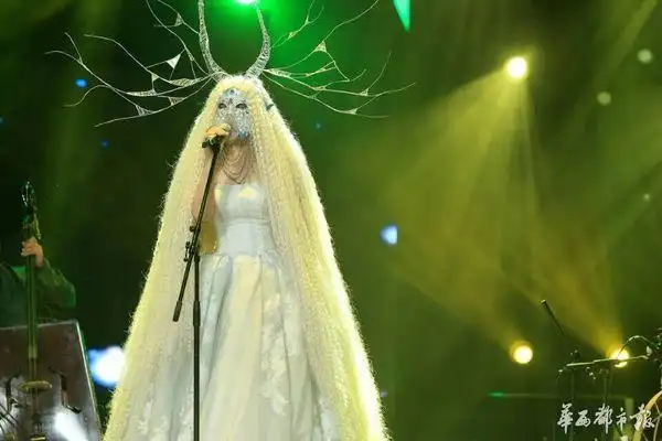 谭晶蒙面唱歌 惊艳四座
