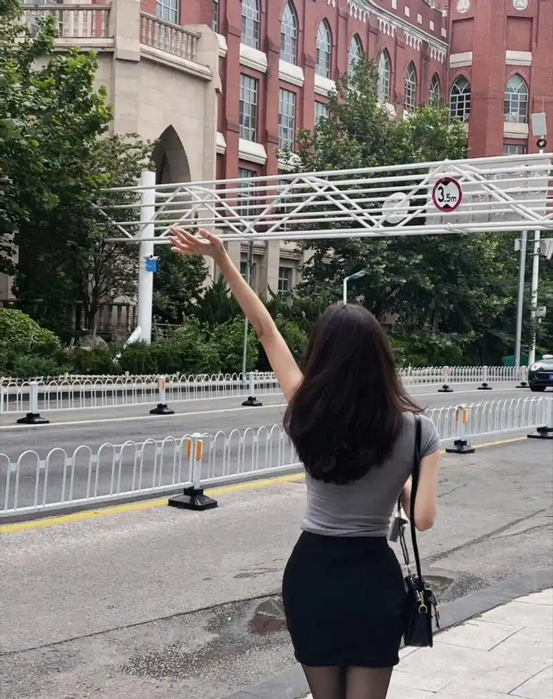 养眼美女# #性感好身材# 逛街偶遇的背影杀手果然没有让人失望[偷]