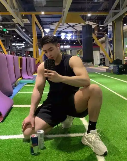 肌肉博主晒照片,大胸肌惹人注目,如何练出?