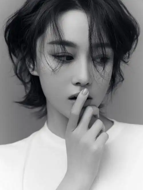 又飒又a!张馨予背头短发大片释放"焱人"魅力